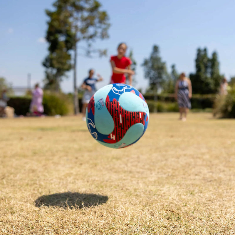 Load image into Gallery viewer, Cooee Wasserfestes Strandspielzeug - Pool Fußball
