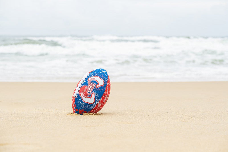 Load image into Gallery viewer, Ein roter Strandfußball liegt am Strand
